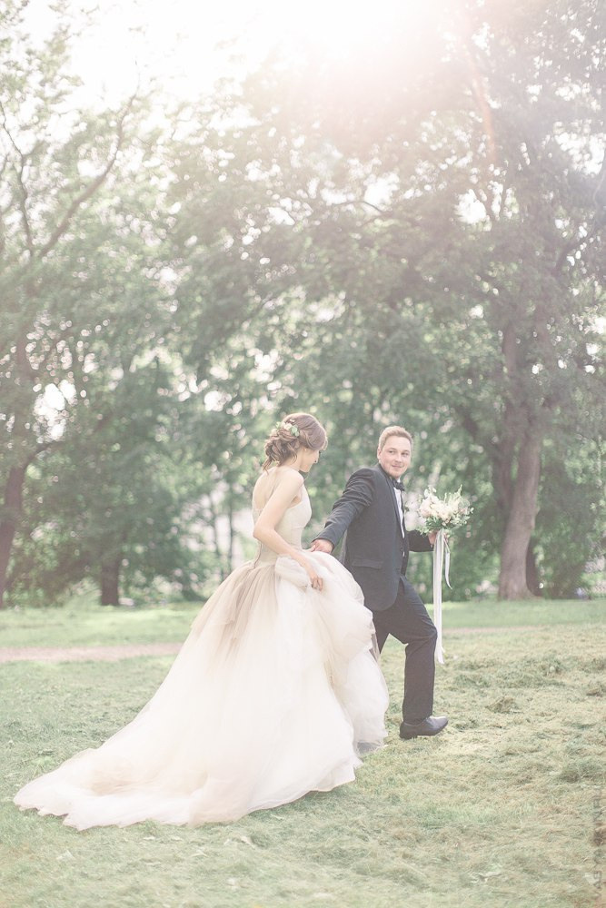 На фотоснимке показан серпантин, ведущий на вершину живописной горы, где проходит свадебная церемония