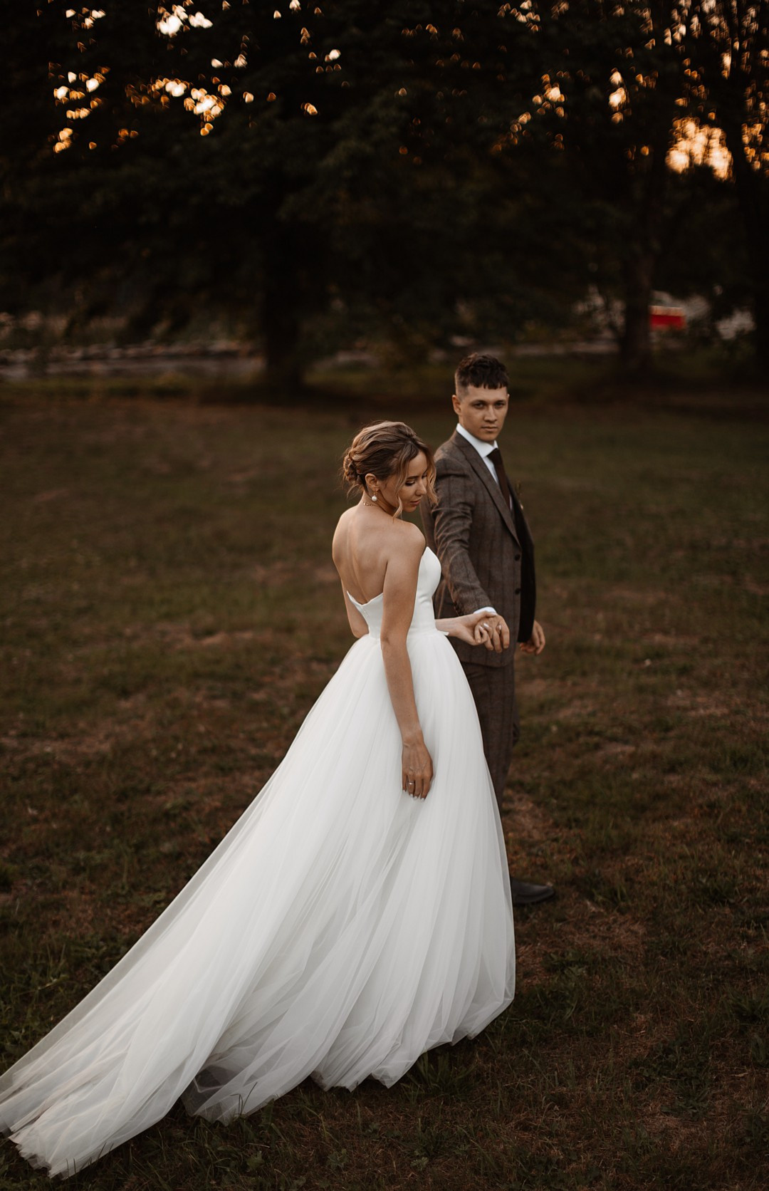  Молодые радостно смеются на улице