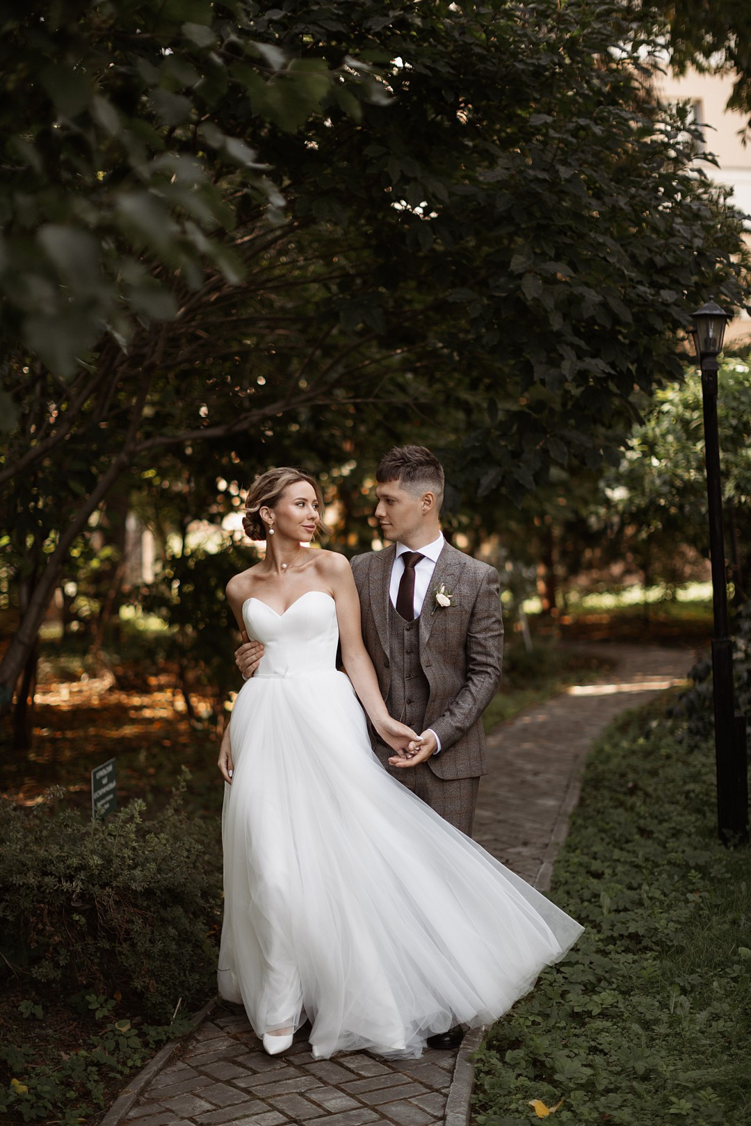  Романтичная свадебная атмосфера на фоне городских пейзажей