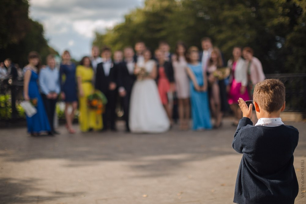 Невеста играет своими волосами, словно она создает свою собственную магию на этой фотографии