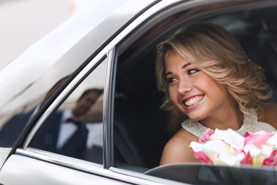 Молодежь, танцующая под светом фонарей и яркими огнями, создающих ощущение светлого дня