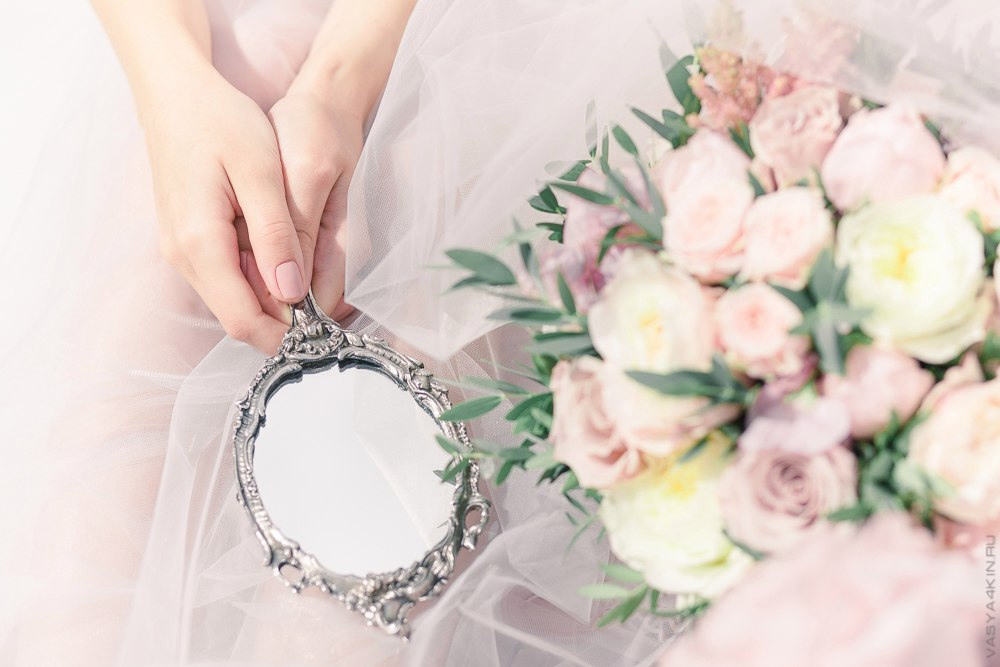 Синий небоскреб, фоном для фотографии нежной пары, потерявшейся в объятиях друг друга на огромном крыше