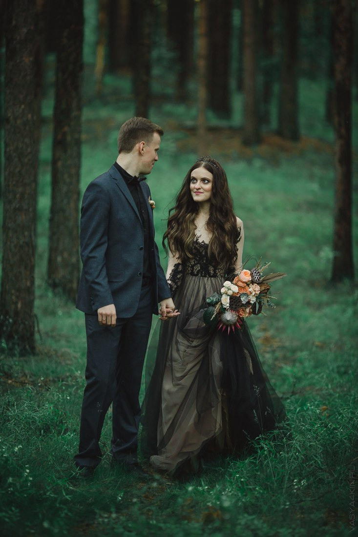 Невеста и жених выпускают в небо воздушные шары, символизируя свои мечты и желания на этой феерической свадебной фотографии