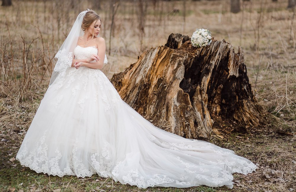 Свадебная прогулка на яхте, с ветром, развевающим вуаль невесты на заднем плане