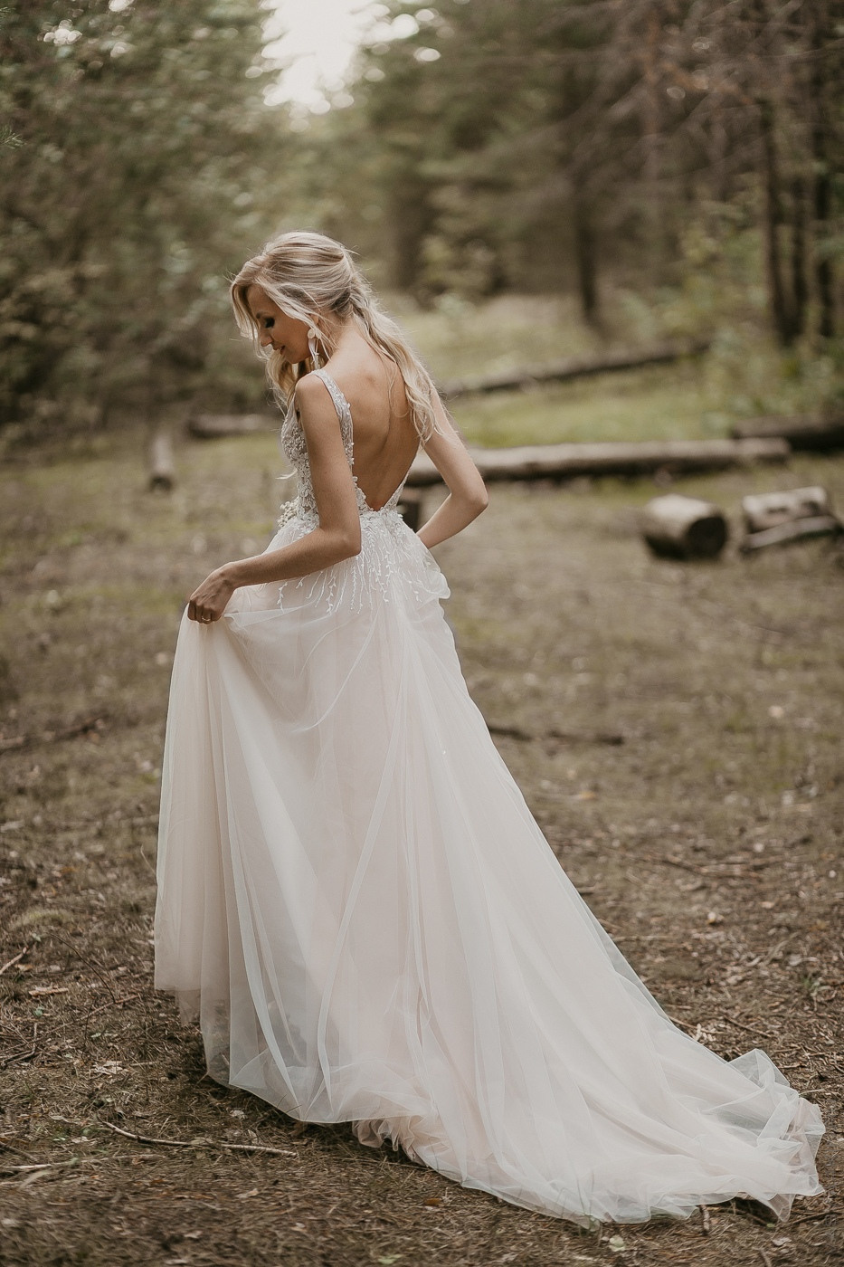 Молодой и невеста, гуляющие по саду, руки в руках, создающие картину романтики