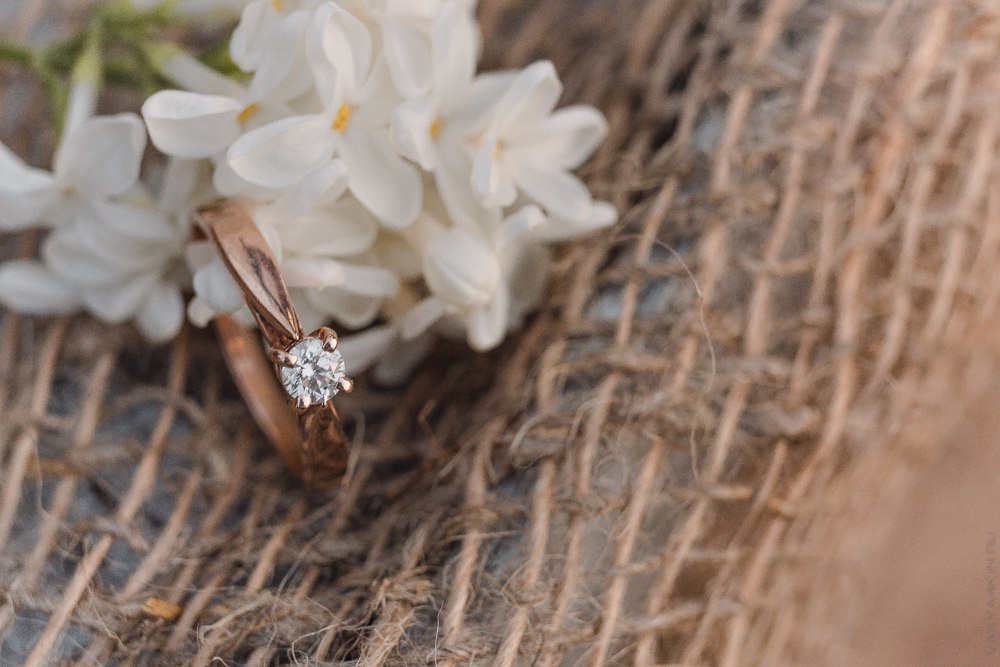 Молодожены едут по дороге на роскошной карете, украшенной цветами