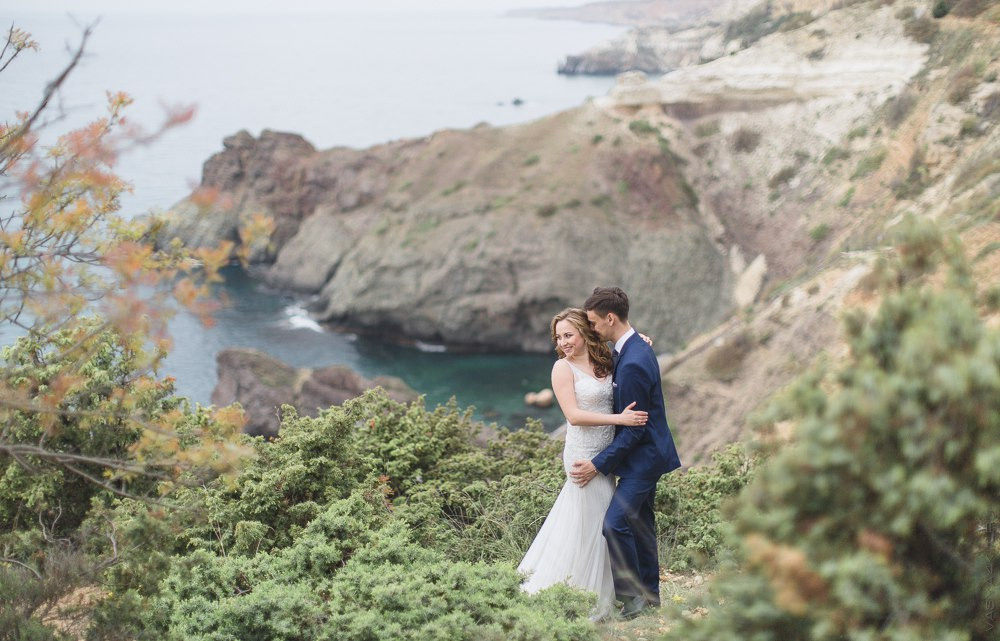 Фотография, запечатлетающая эмоциональный момент, когда молодожены впервые целуются после смены клятв