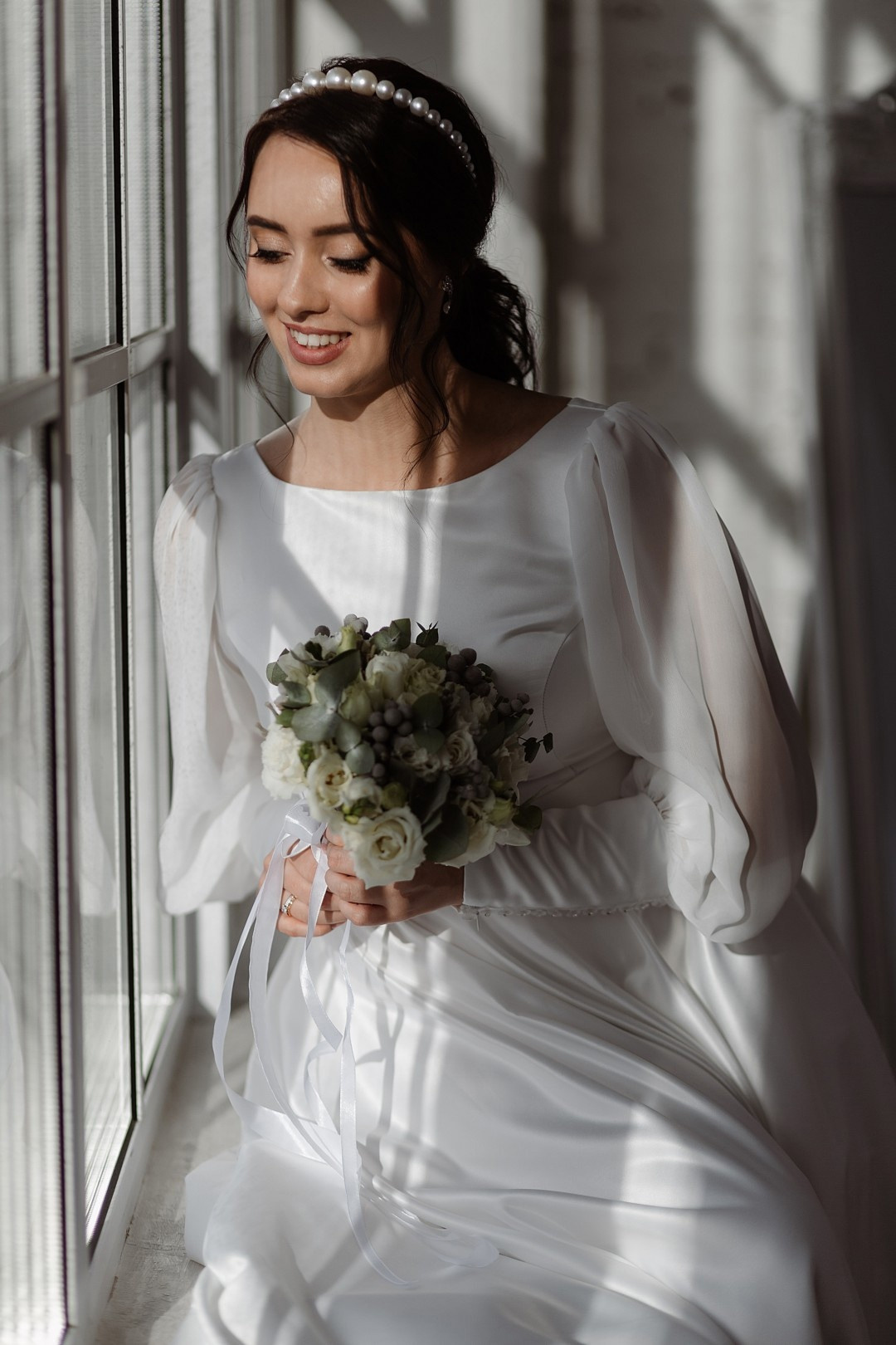 Невеста и жених распускают воздушные шарики с записками своих сердечных желаний, создавая атмосферу надежд и мечтаний