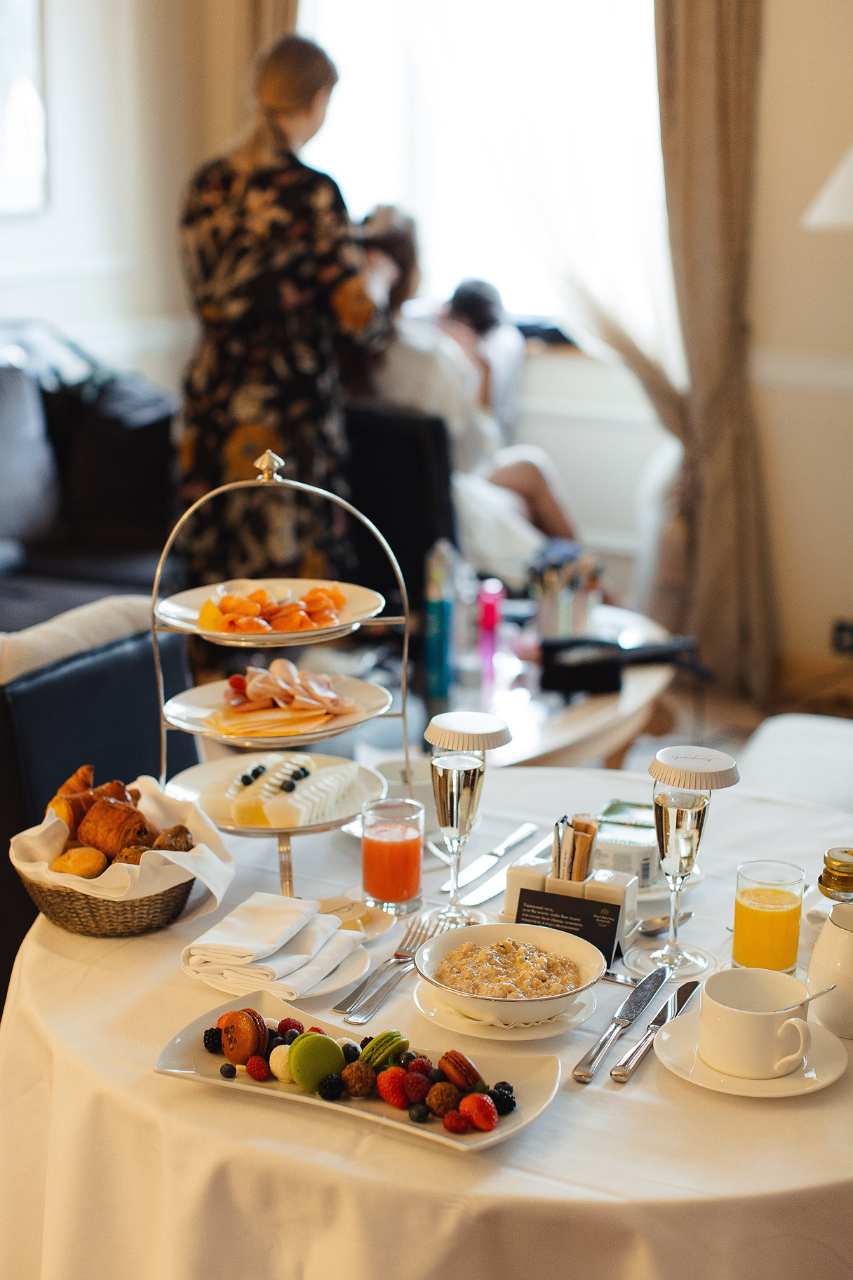  Красивая свадебная прическа на стадии сборов невесты