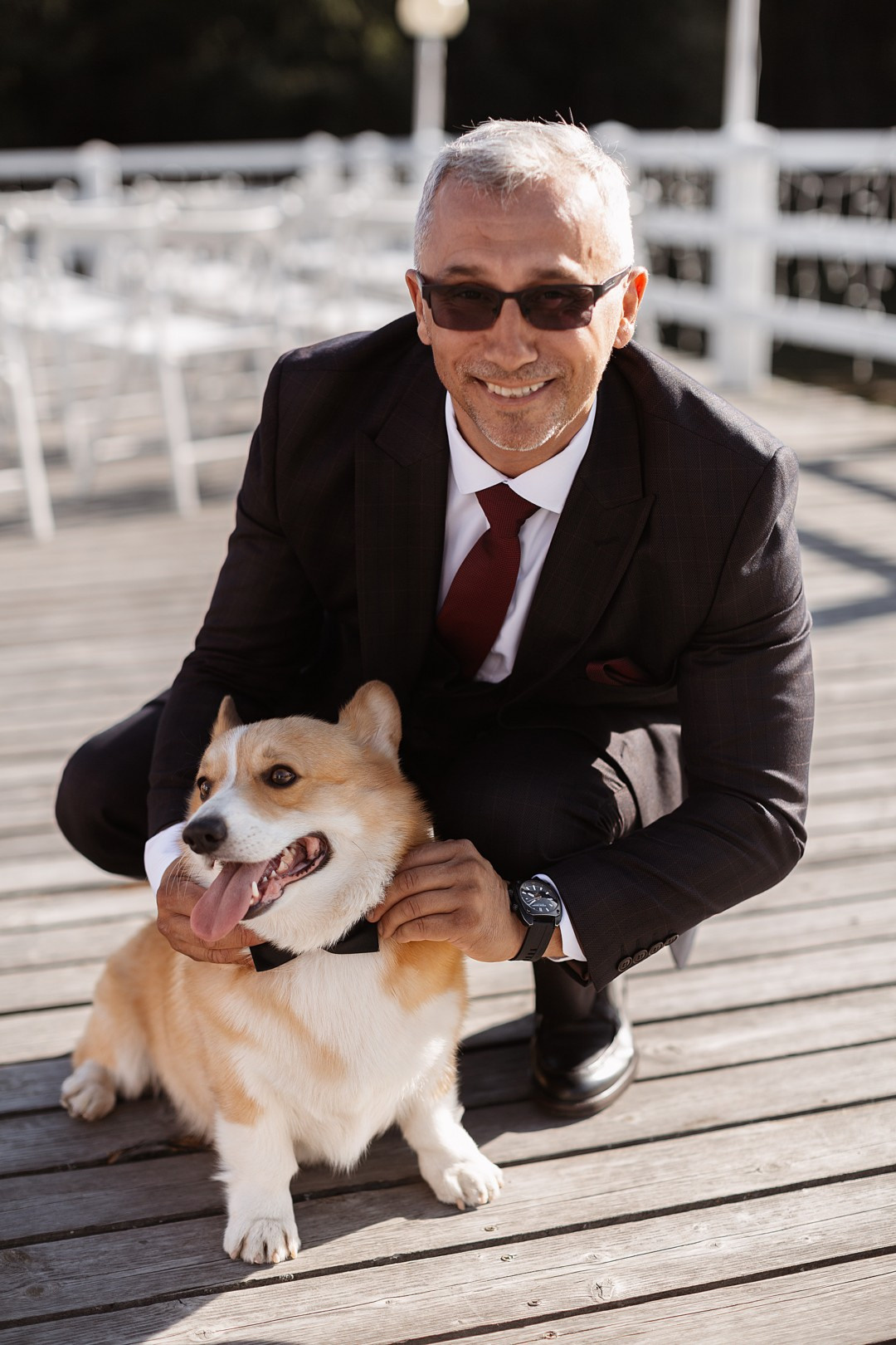  Свадебный поцелуй молодых в парке