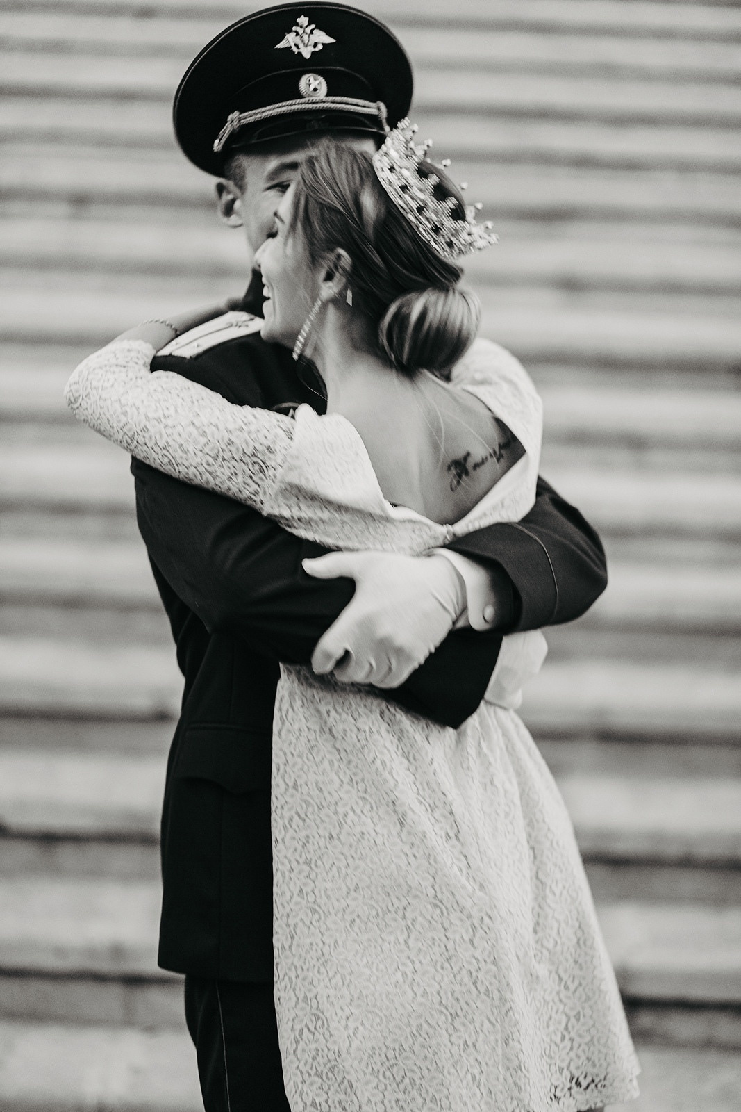  Теплые свадебные фото в Москве: невеста в платье и жених в форме  