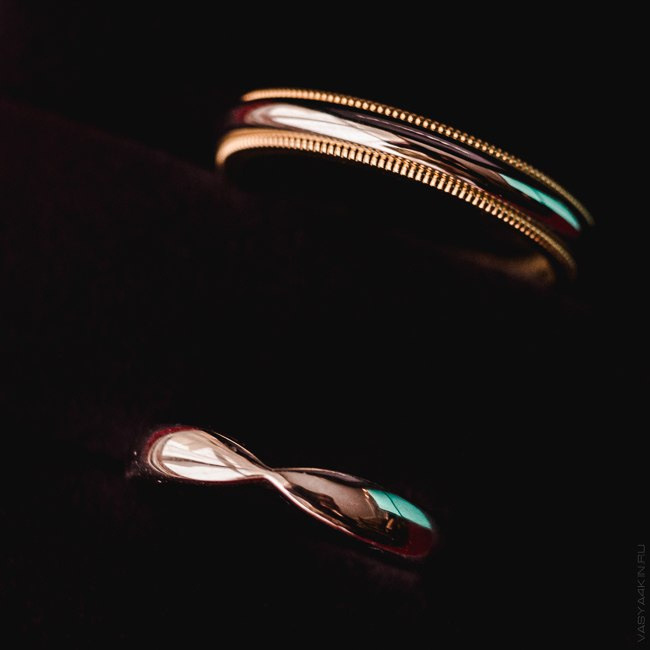 Жених держит невесту за плечо, словно подающий ей уверенность, что он всегда будет рядом на этой трогательной свадебной фотографии