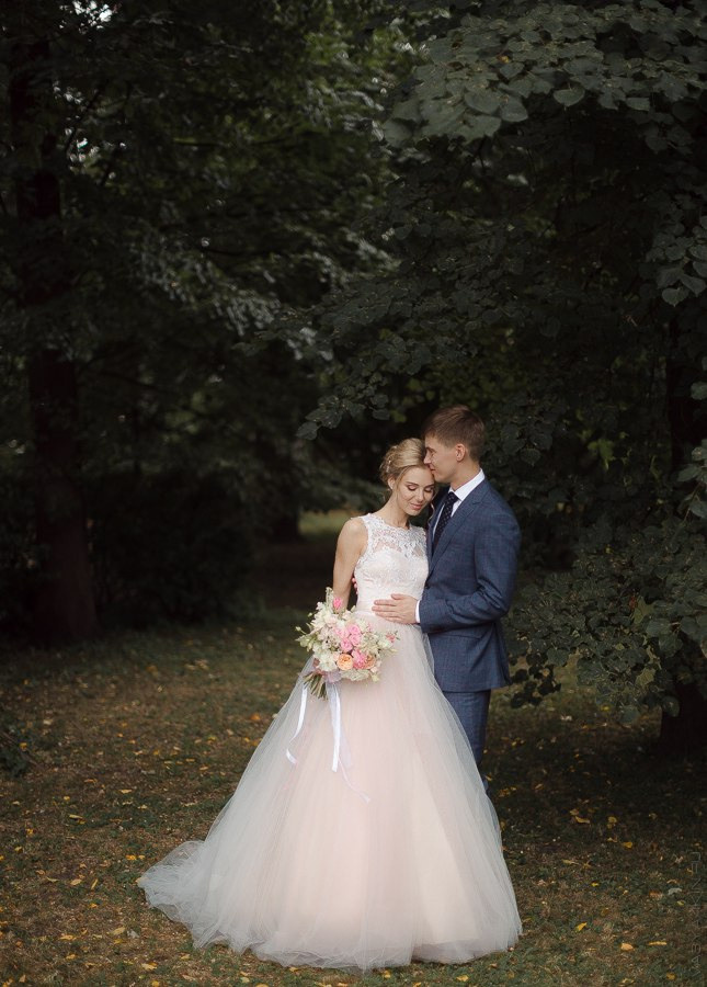 Невеста играет со своим платьем, словно оживляет его на этой свадебной фотографии