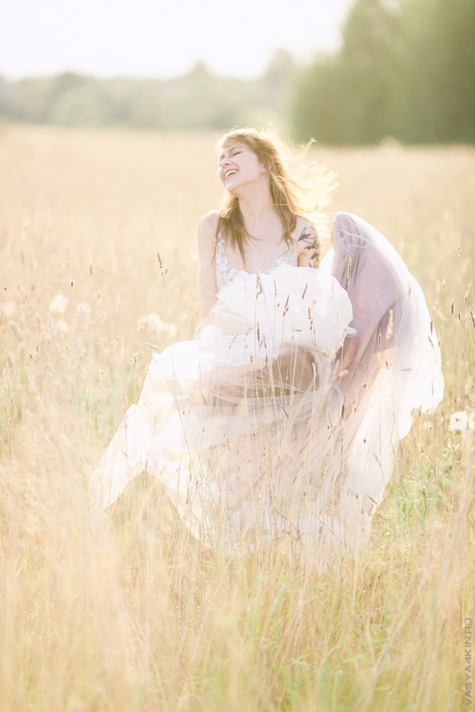 Пара идет по перекрестку в центре города, превращая его в романтичное место на этой увлекательной свадебной фотографии