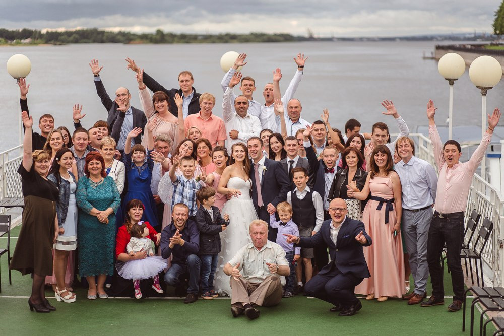 Свадебная фотосессия в парке, украшенном весенними цветами