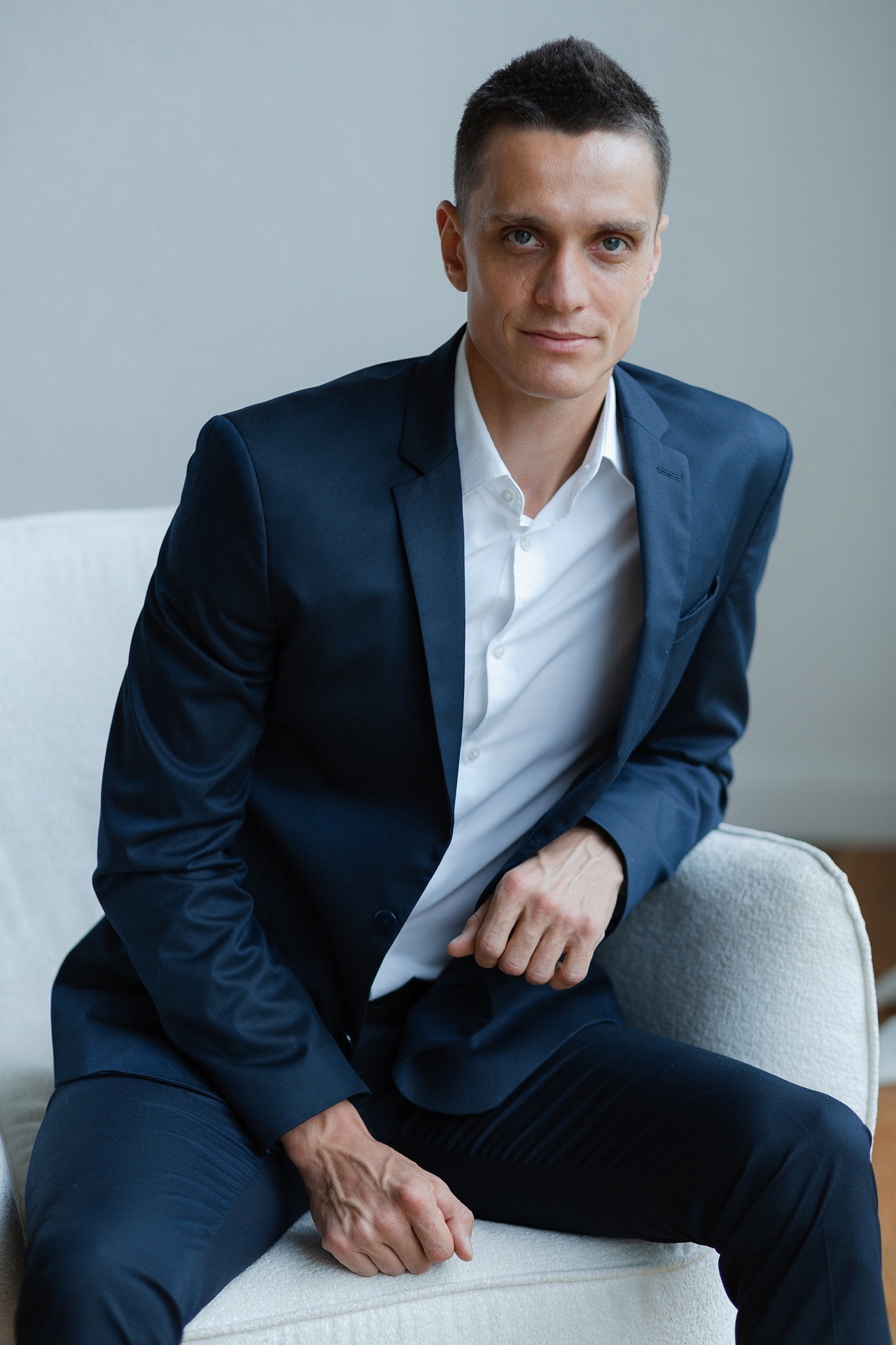 Нежность в объятиях на свадебном снимке