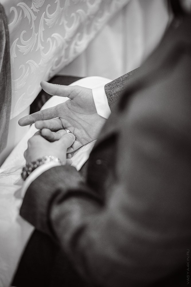 Невеста и жених стоят на обрыве скалы, симолизирующим начало их совместного приключения, на этой динамичной свадебной фотографии