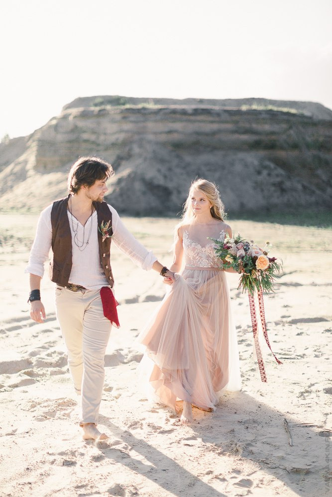 Жених и невеста смотрят друг на друга с такой определенностью и уверенностью, словно они знают, что их любовь будет длиться вечно