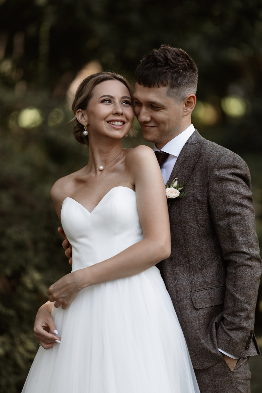  Влюбленные в парке Толбухина на свадебной фотосессии