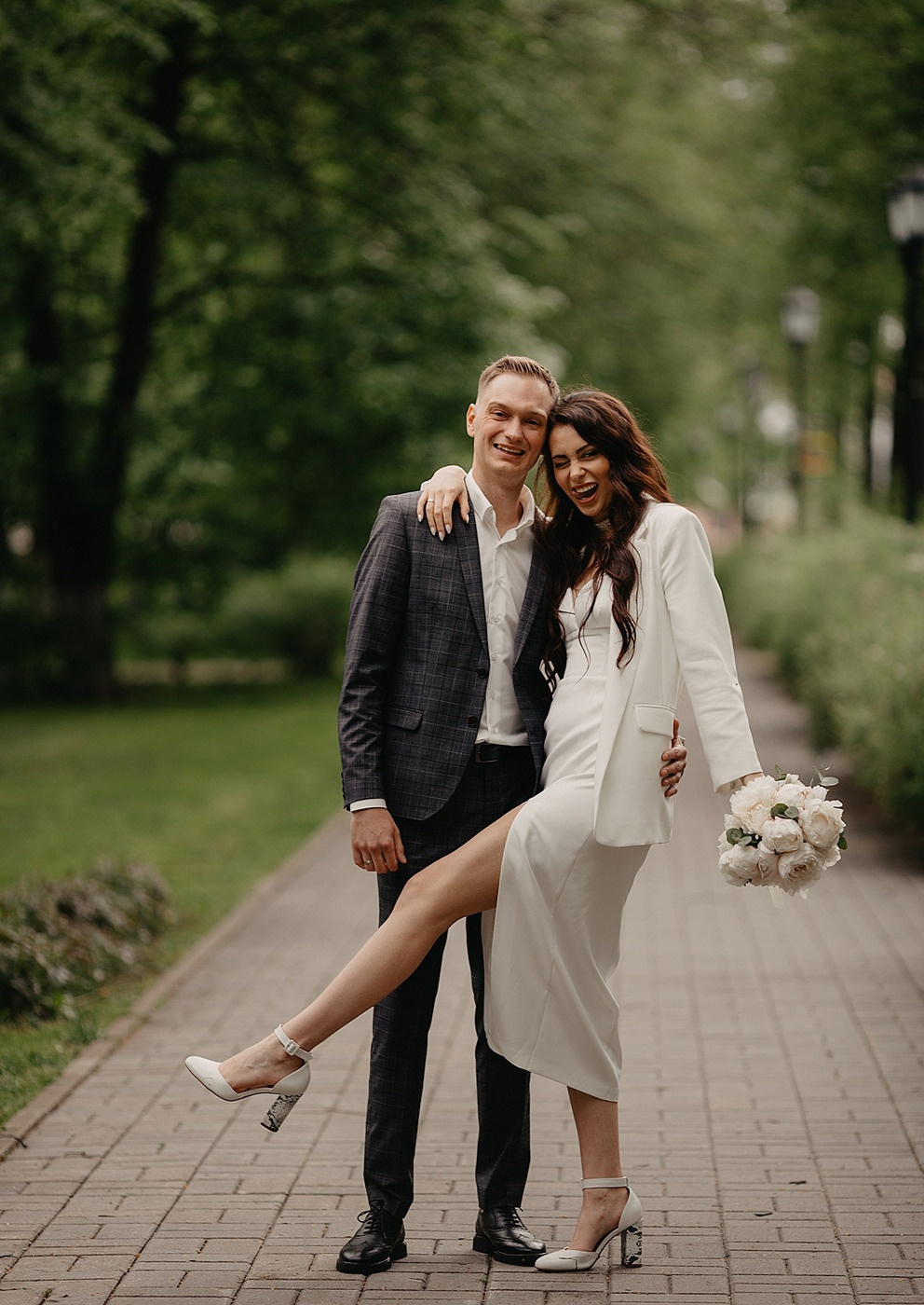 Фотография свадебной ленты на руке