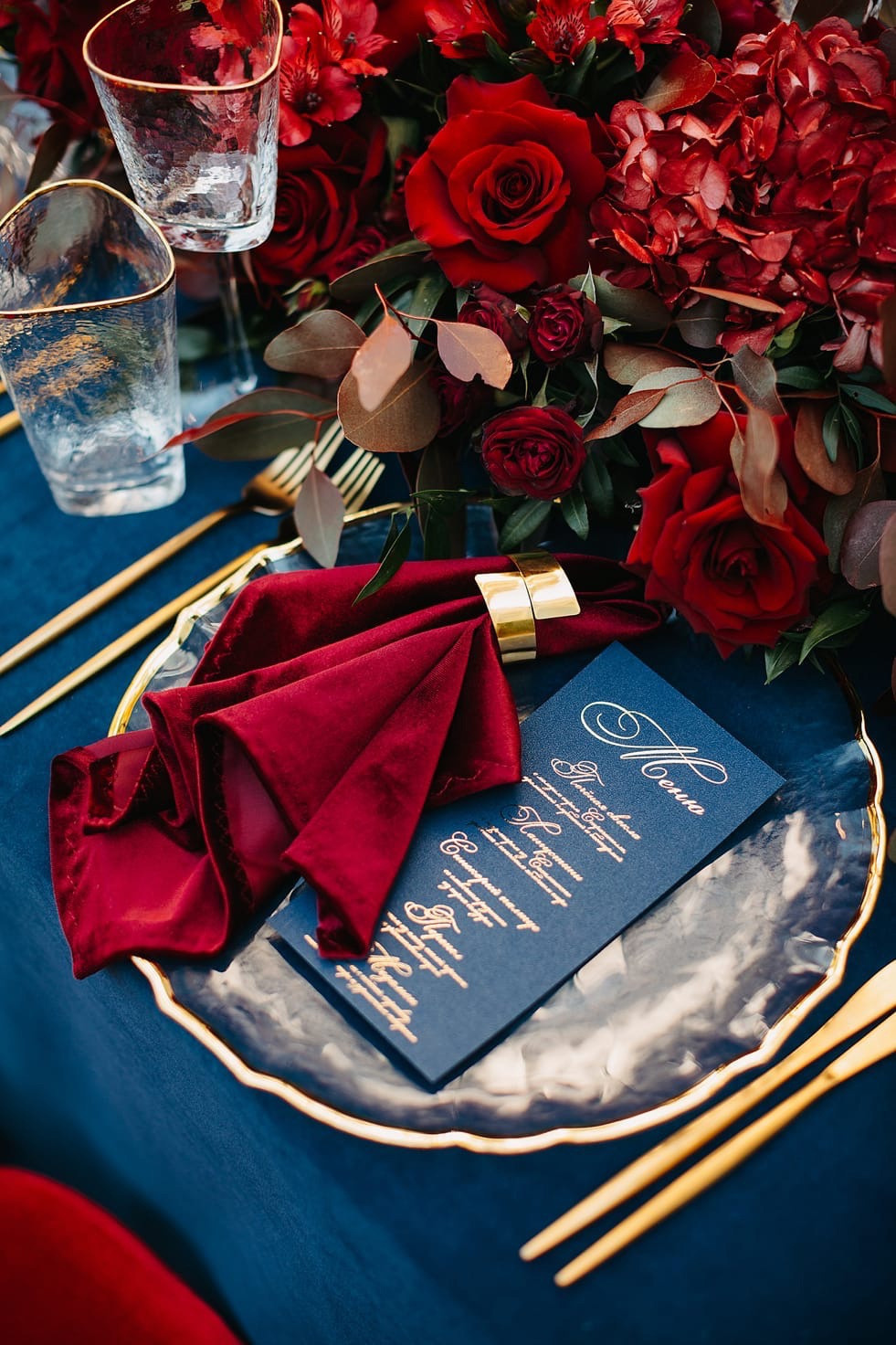 Подарком на свадьбе стал не только кольцо, но и сияние невесты на этой свадебной фотографии, словно она таинственна и красива