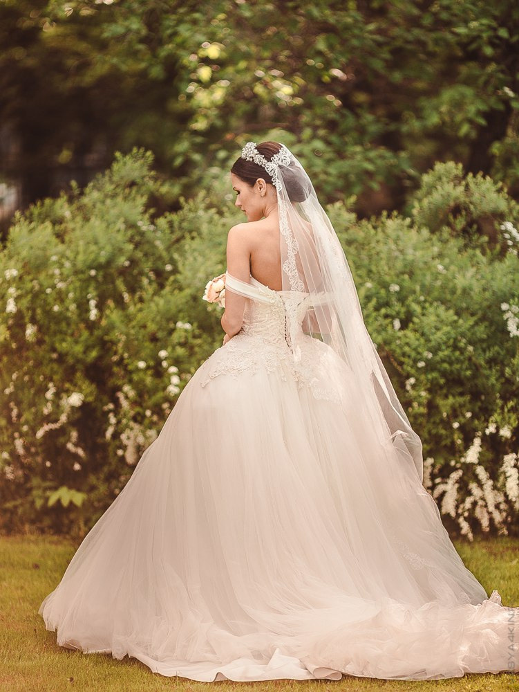 Роскошная свадьба в Ярославле: молодожены идут по дорожке с золотистыми бордюрами и фонтанами, украшенными цветочными композициями