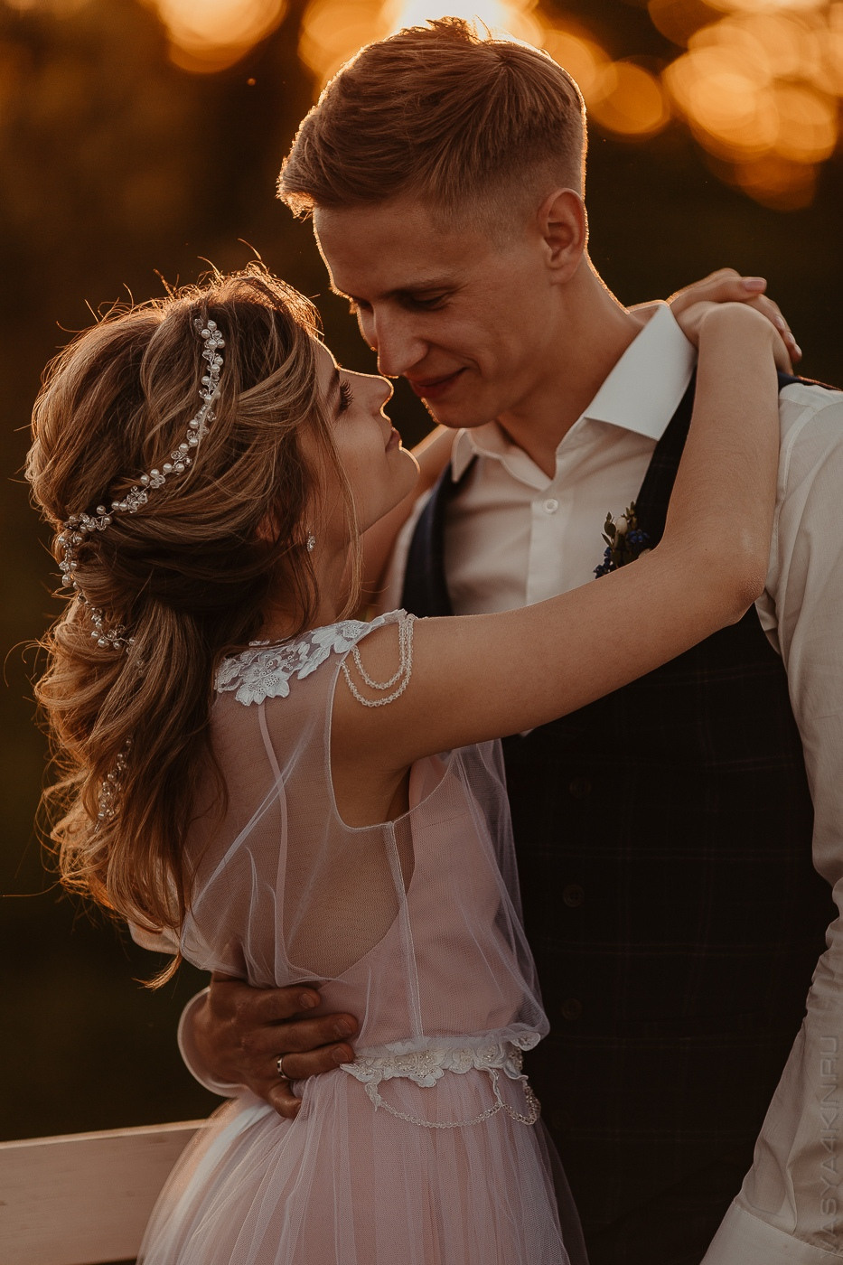 СвадеПодножиябный букет невесты, состоящий из пионов и грушевых веток