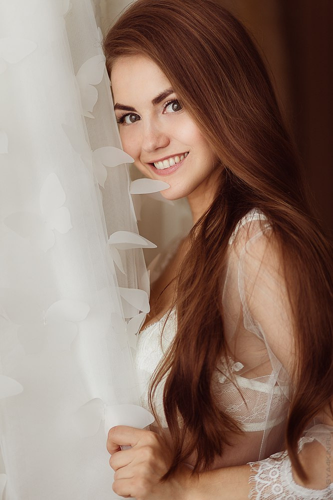 Свадебная фотография с невестой и женихом, смотрящими друг на друга влюбленными глазами, что позволяет им почувствовать невероятную близость и соприкосновение душ