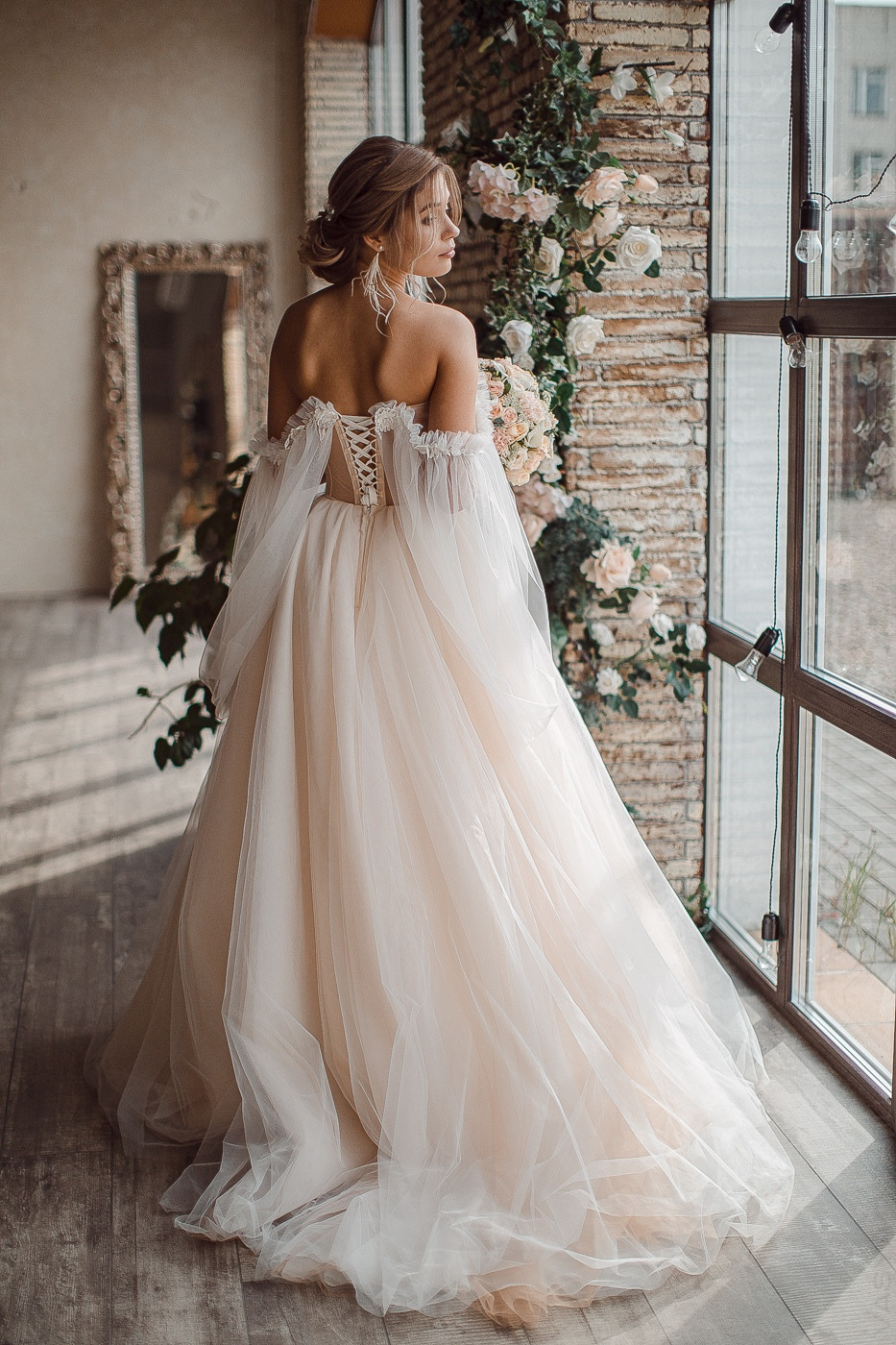 Свадебная фотография друзей молодоженов, танцующих весело на дискотеке