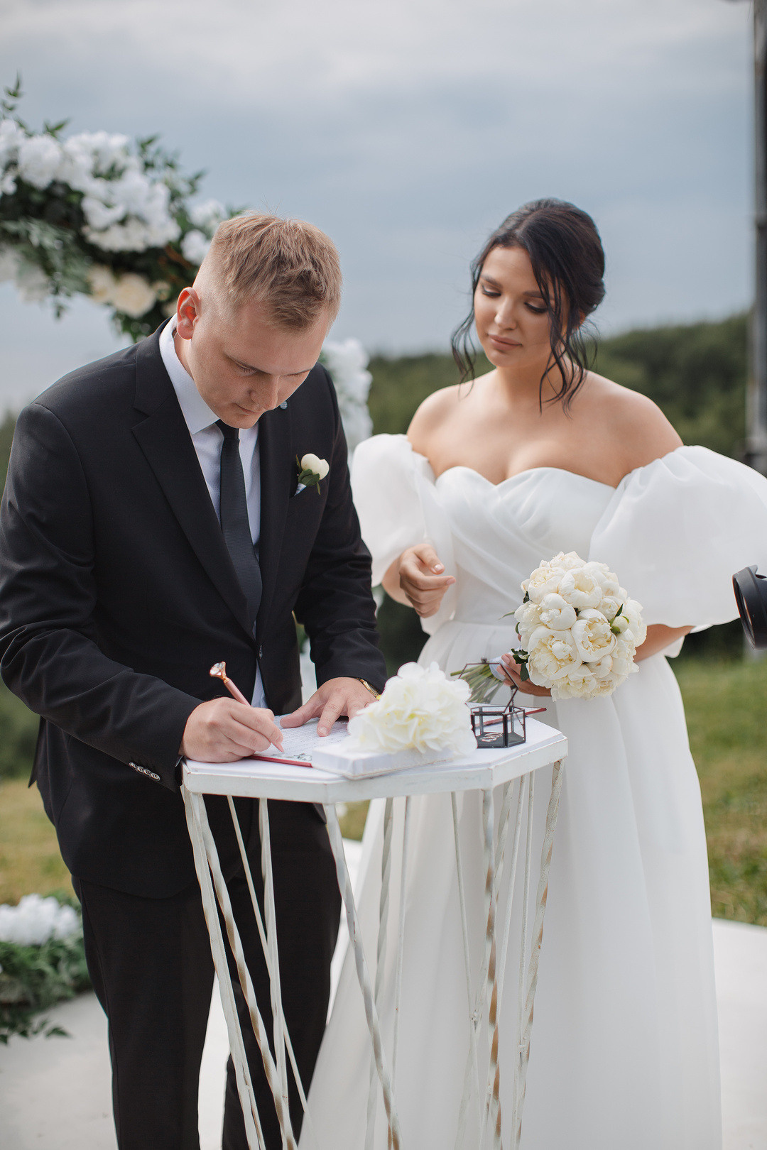  Влюбленная пара в искрящемся морском свете на песке