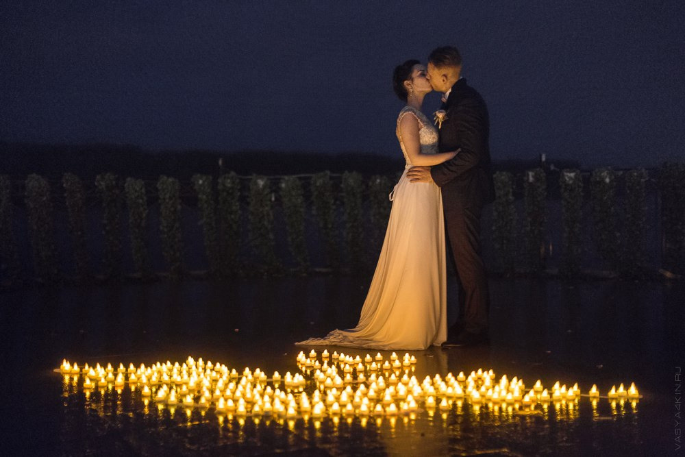 Море цветов, окружающих невесту и жениха, символизируют счастье и достаток вместе