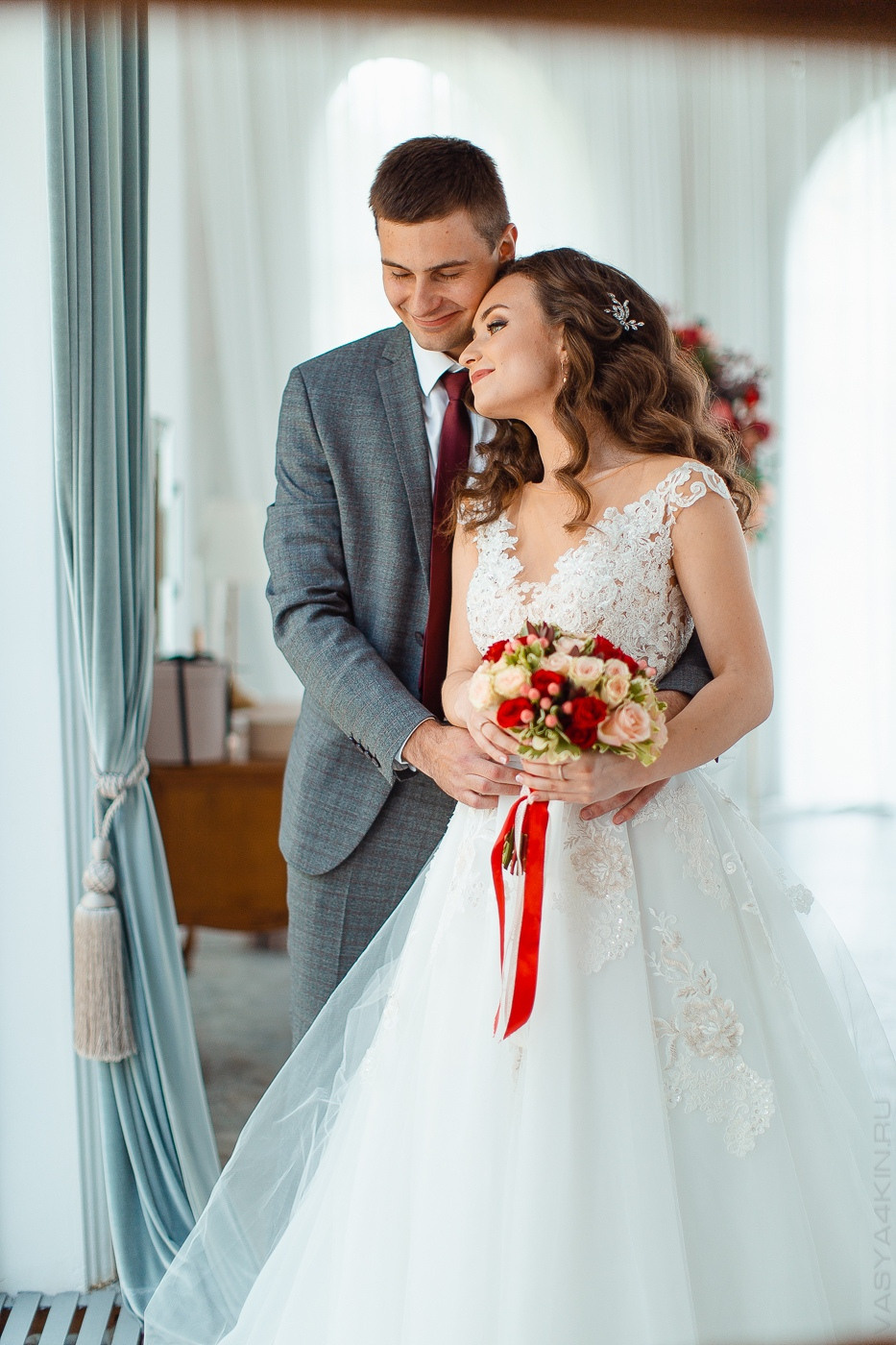 Композиция свадебных перчаток и букета цветов, создающая элегантное изображение