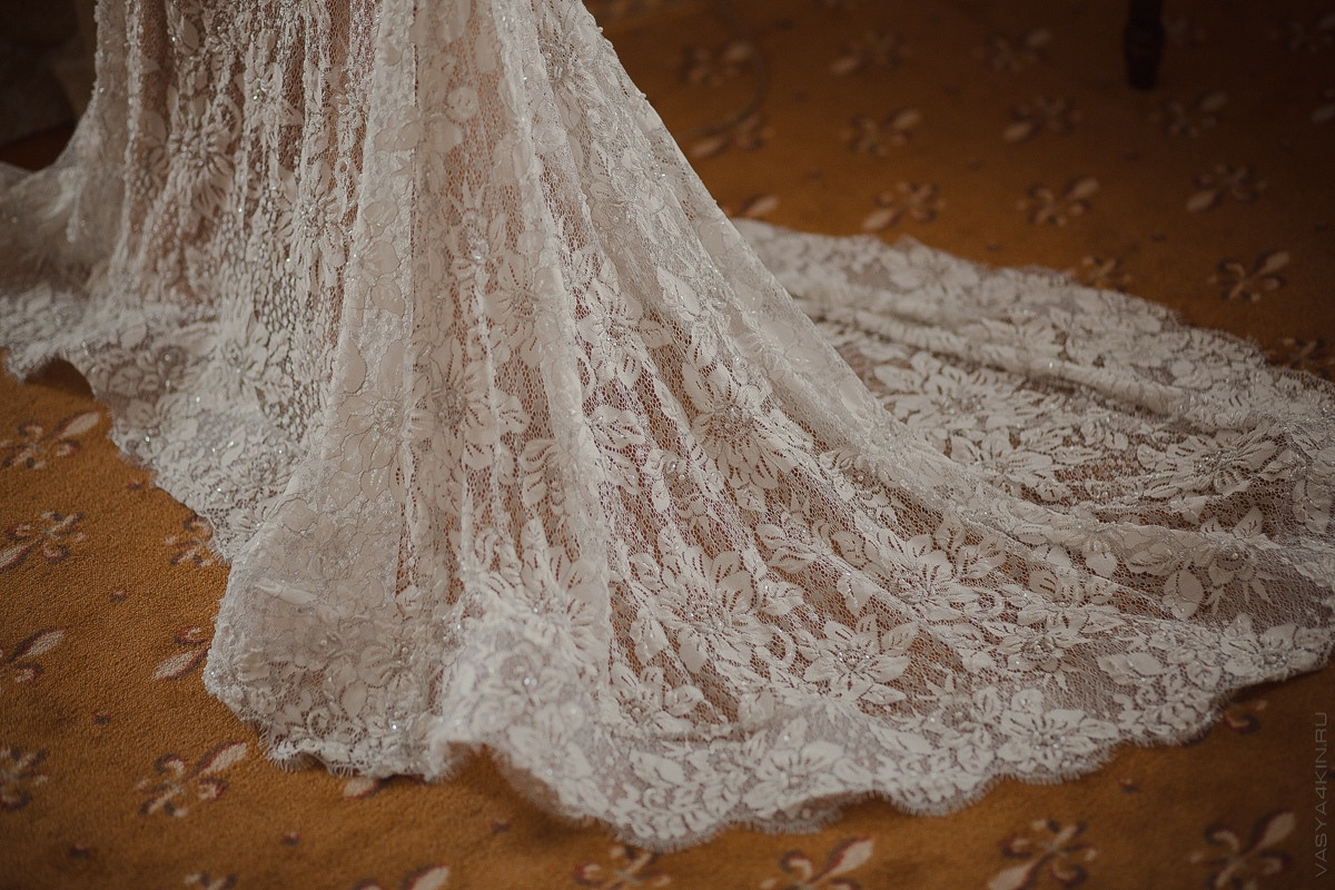 Отпечатавшиеся взгляды молодоженов, полных благодарности и любви, на прекрасном лугу под цветущими деревьями