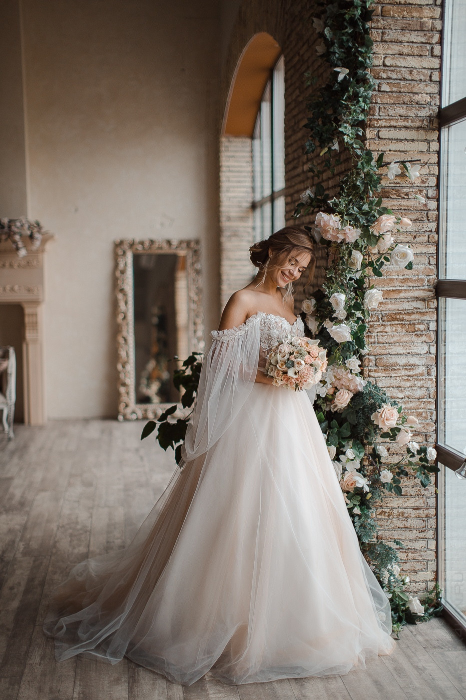 Невеста под сиянием фонтана выглядит словно принцесса, освещенная светом, на этой магической свадебной фотографии