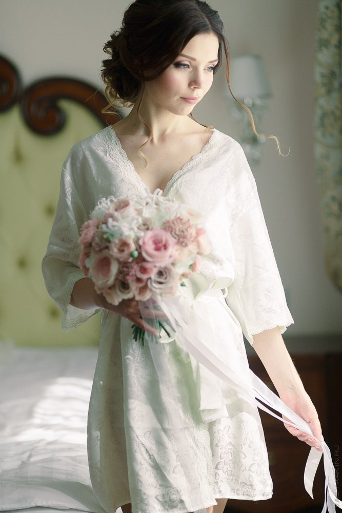 Фото роскошного свадебного букета, состоящего из роз разных оттенков, и украшенного атласной лентой