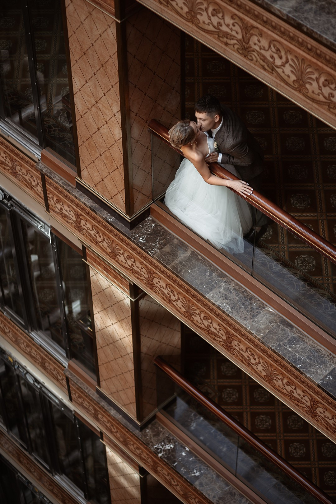  Свадебный обмен кольцами возле памятника павшим за Родину