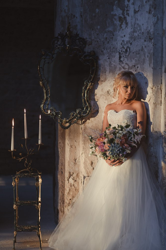 Свадебная фотография пары, целующейся под лунным светом