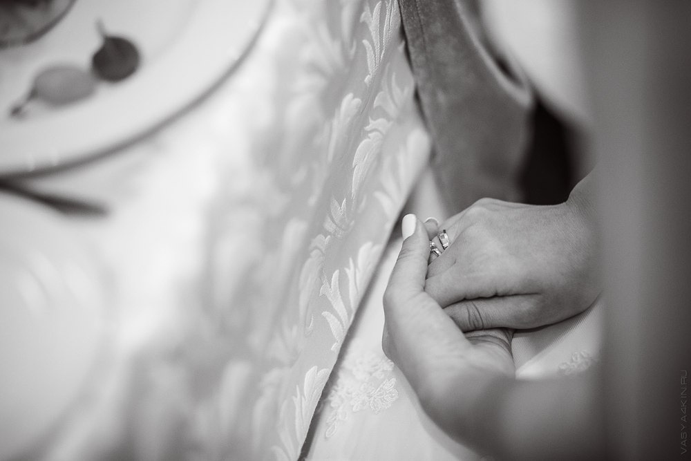 Невеста улыбается, словно она смотрит в будущее, полное счастья и успеха, на этой вдохновляющей свадебной фотографии