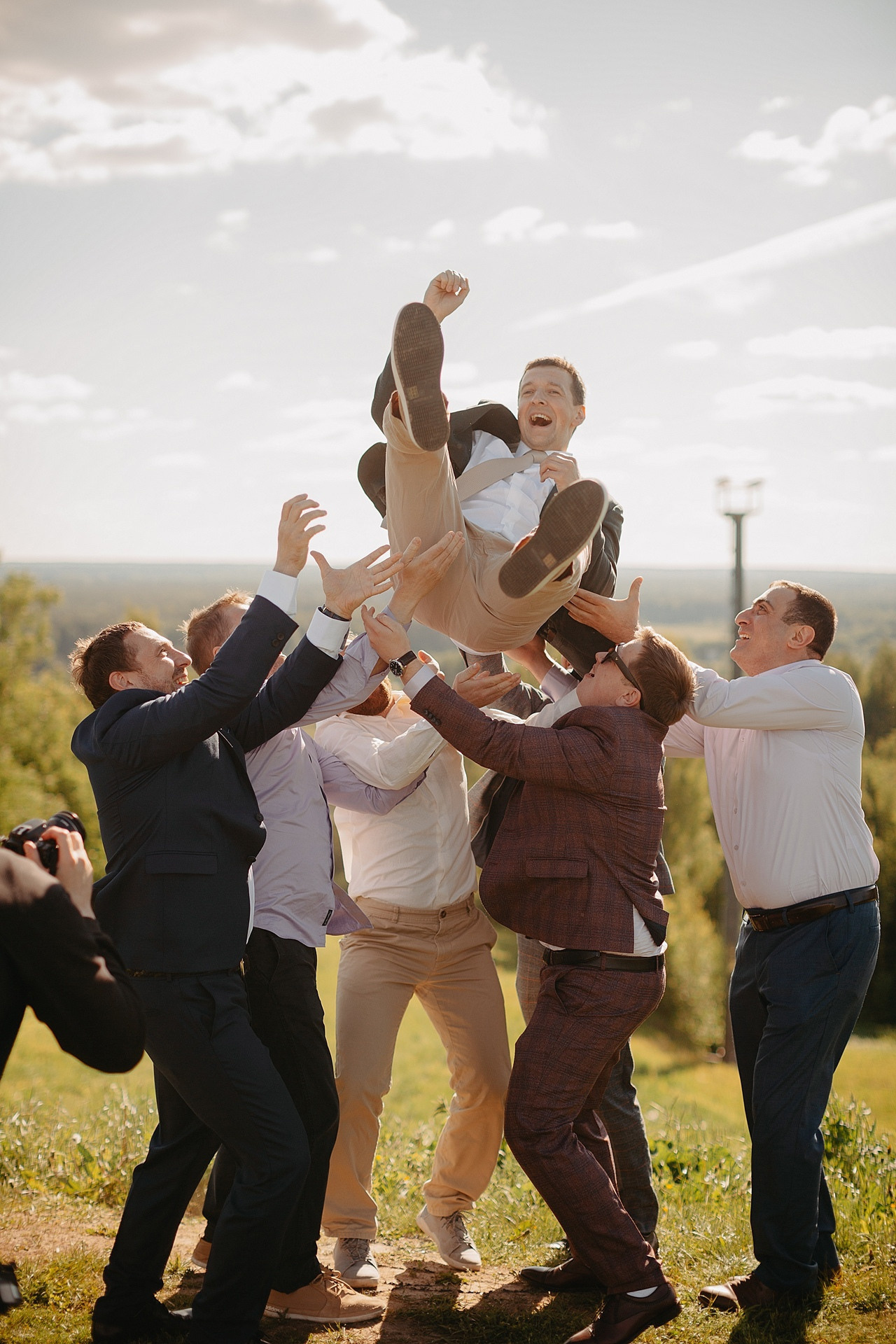 Молодежь, стоящая на расстоянии друг от друга, смотрящая на сияющие деревья вокруг них