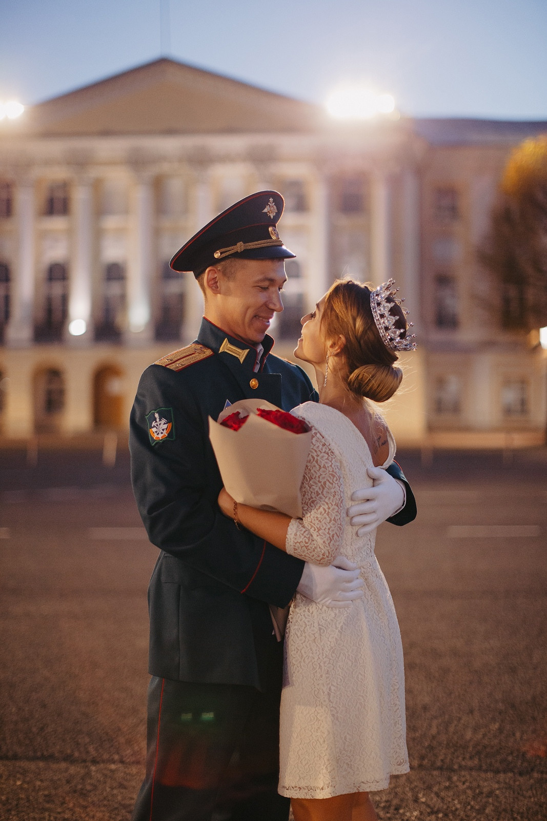  Пара в военной форме и свадебном платье в старинном Ярославле  