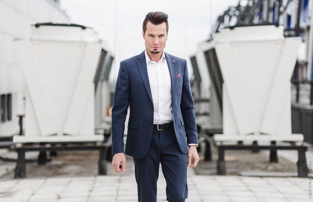 Романтическая фотография молодежи в дворцовом саду