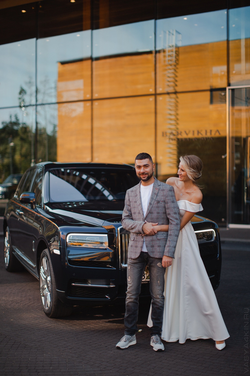 Невеста, идущая по аллее, посыпанной нежными лепестками роз