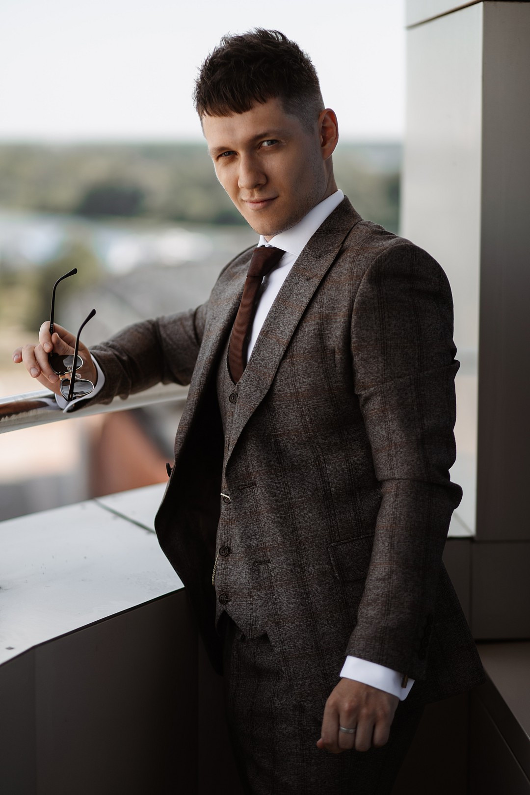  Влюбленные рядом с архитектурными шедеврами