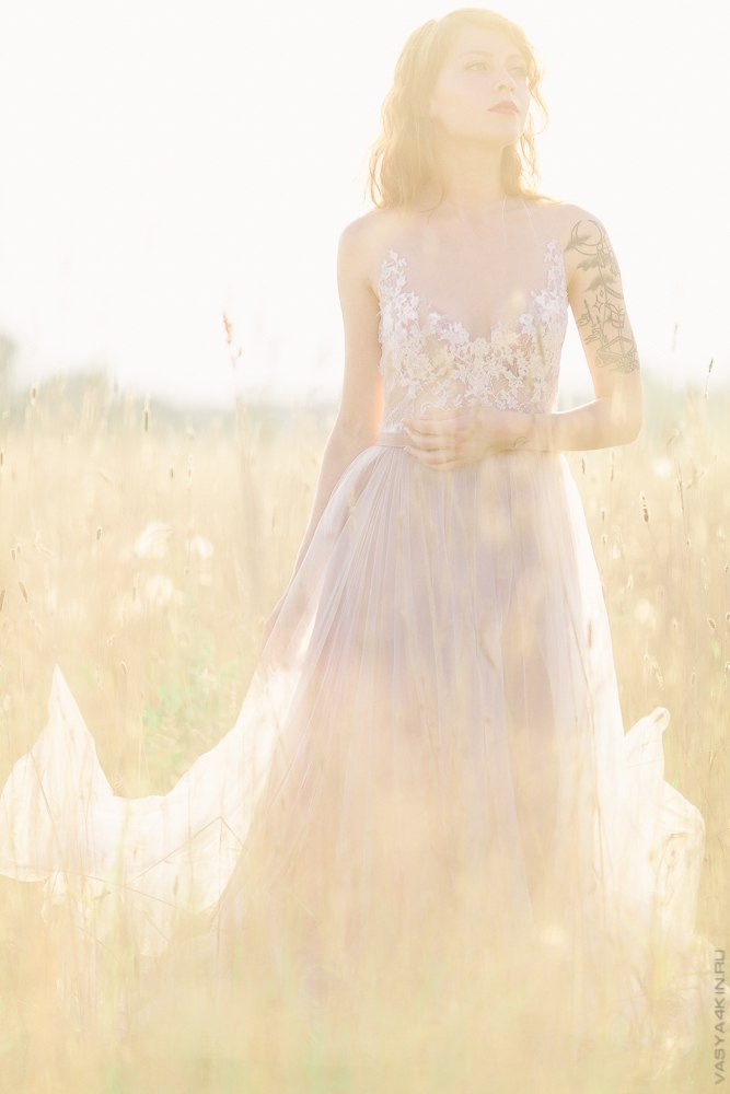 Новобрачные идут по лесной тропинке, окруженной необычными деревьями, создавая ощущение пребывания в ином мире