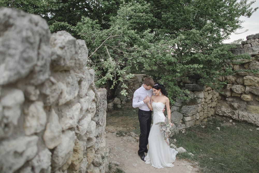 Молодожены на фоне заката