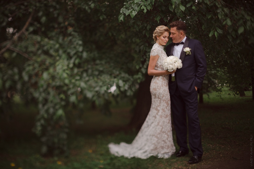 Дорога, устланная ковром из розовых лепестков, ведет к каменному ангельскому фонтану, являющемуся частью свадебного праздника