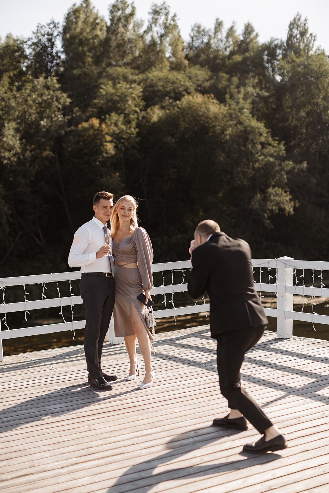  Молодые в объятиях исторических памятников