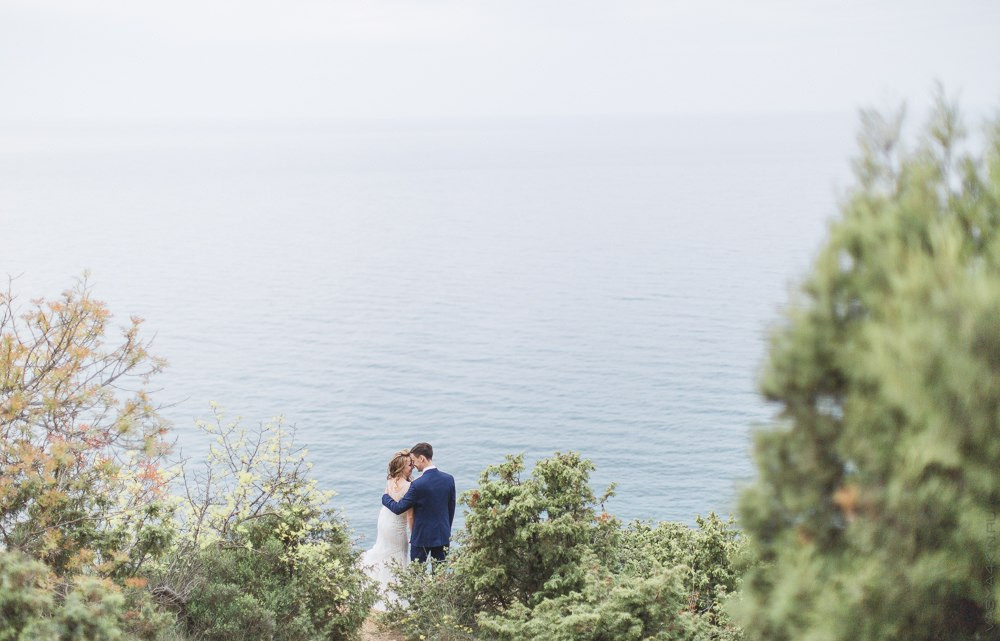 Молодые, сидящие на регулируемых стульях, смотрящие на закат, на фоне огромного