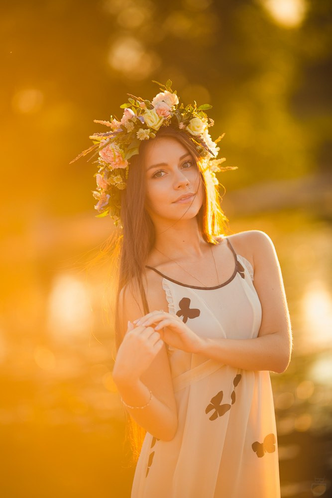 Молодые влюбленные на фоне городской архитектуры