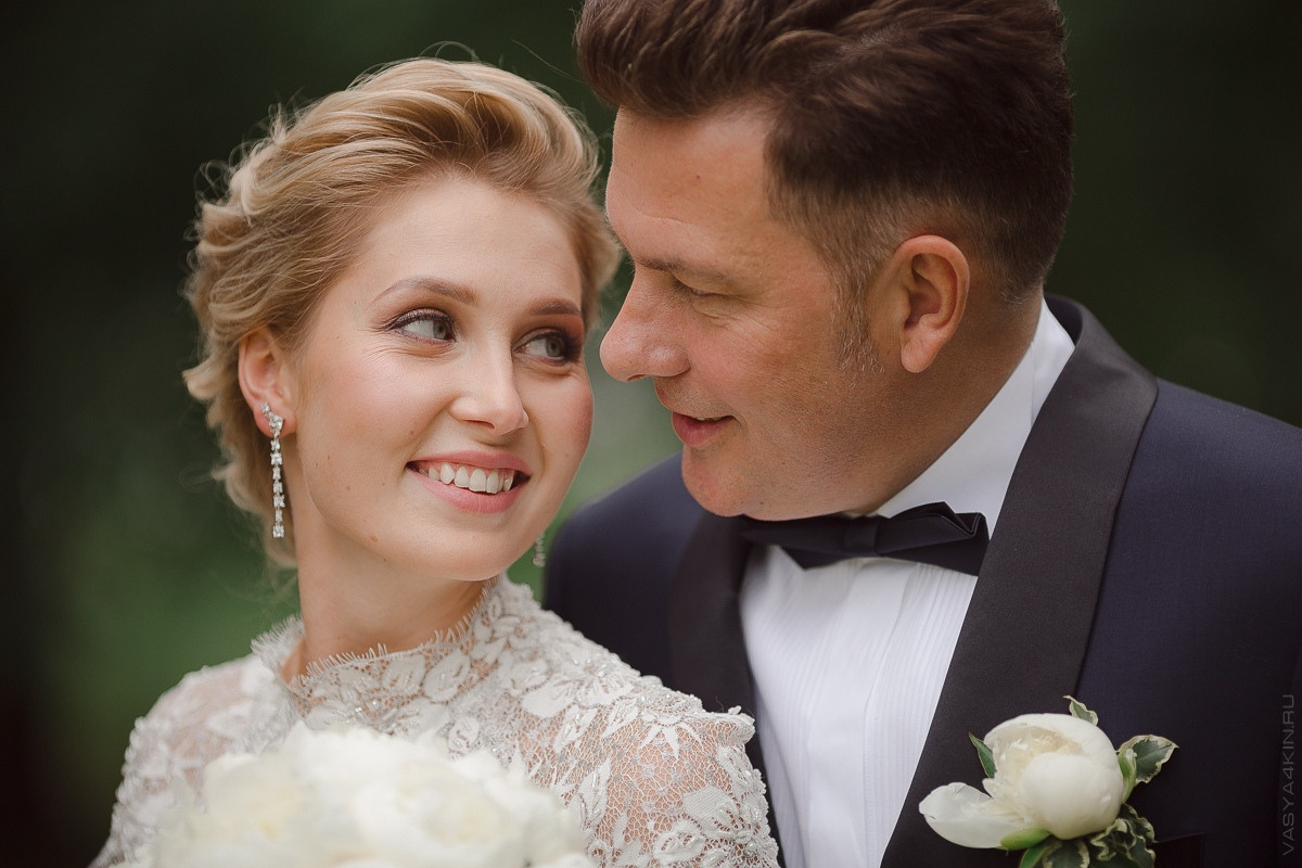 Захватывающая свадебная фотография, на которой невеста и жених целуются под дождем, словно их любовь не знает границ